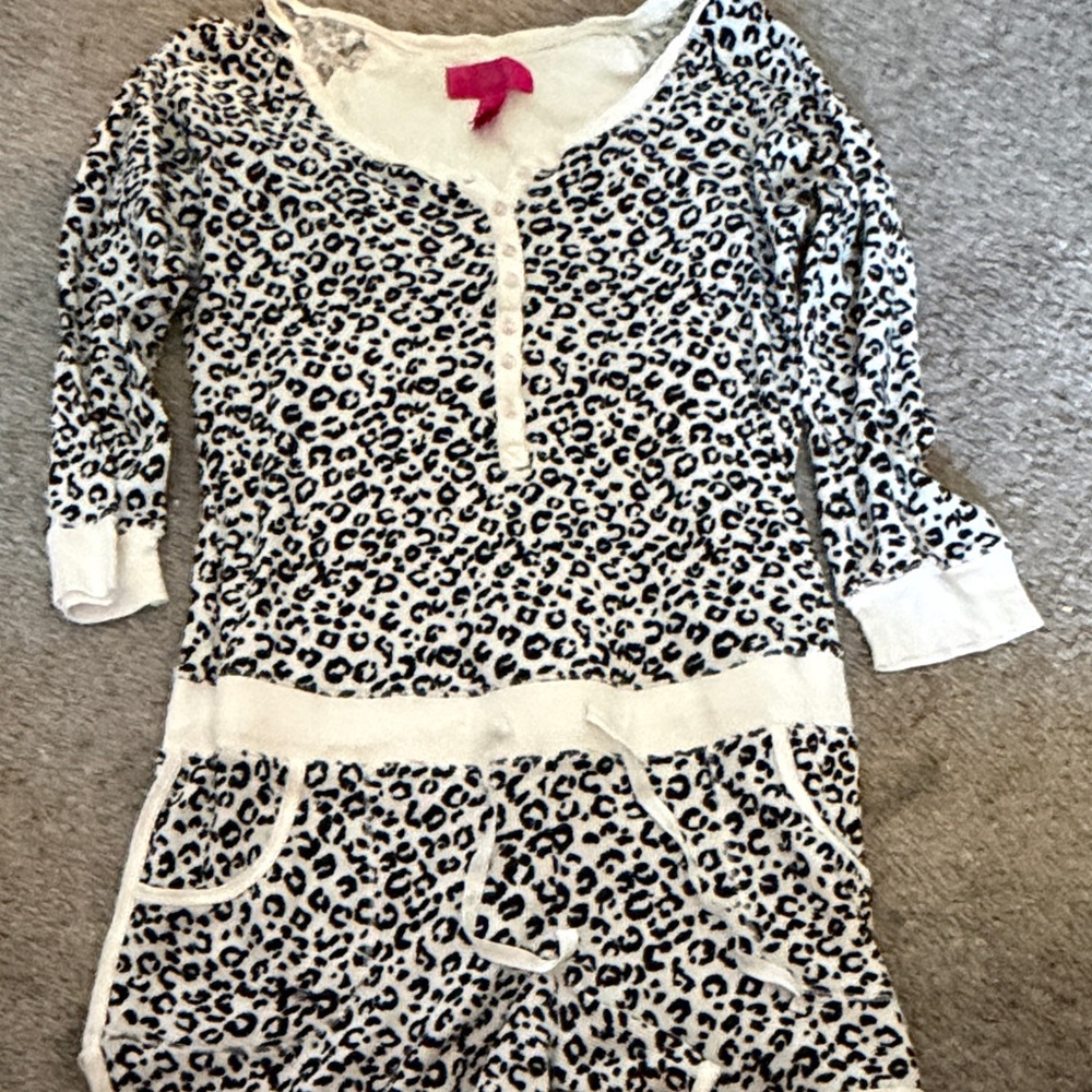 Victoria's Secret Pajamas in Black and White Cheetah Print
